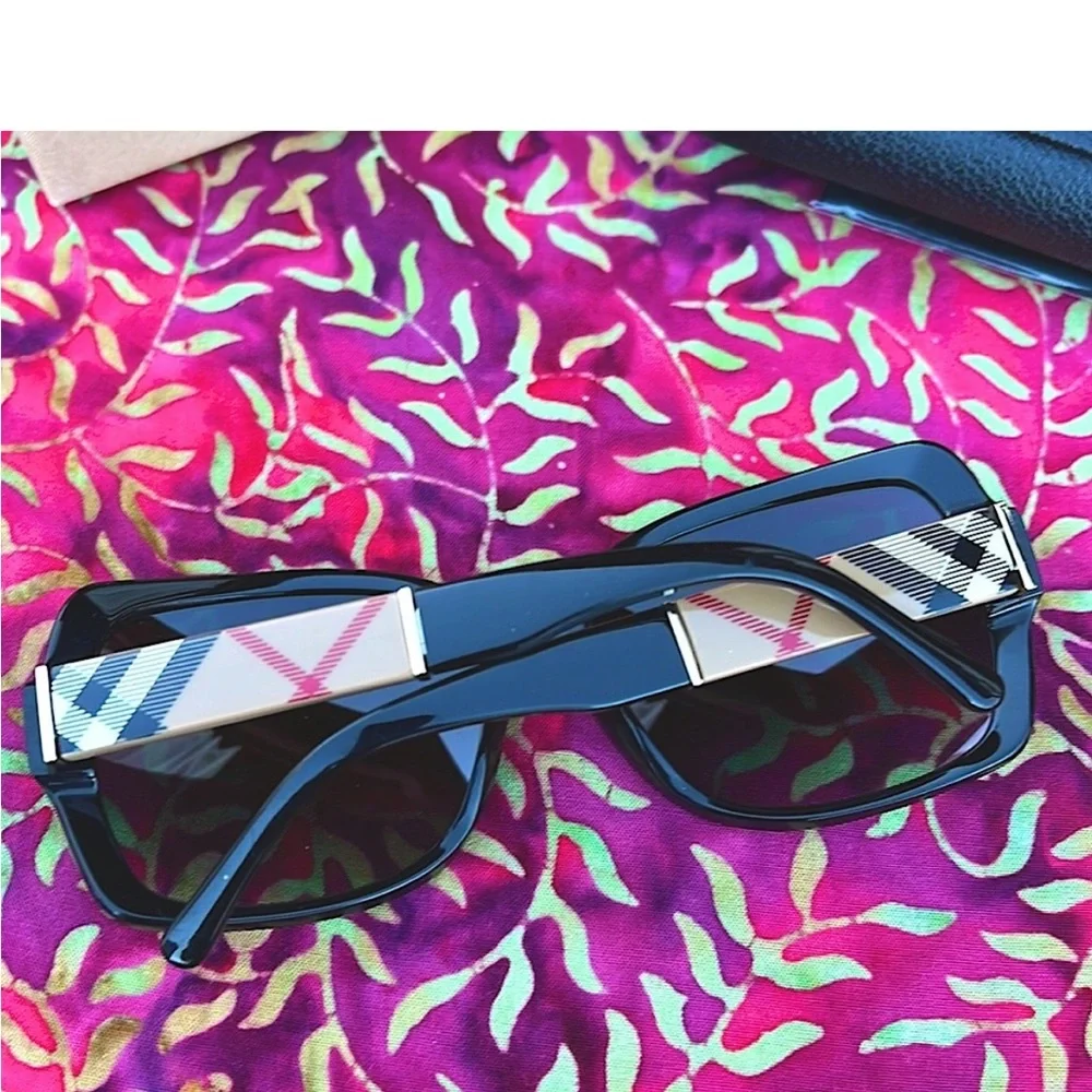 🕶️ New Burberry Iconic Tartan Plaid Sunglasses 🕶️ - Picture 12 of 16